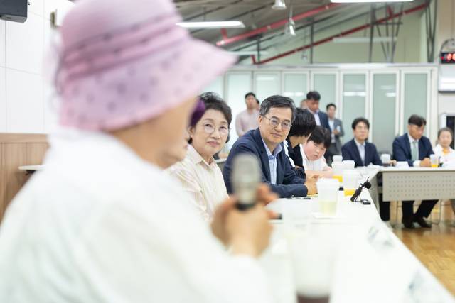 김동연 지사가 9일 대성동 마을 주민들을 만나 관심과 지원을 약속했다. 사진제공=경기도