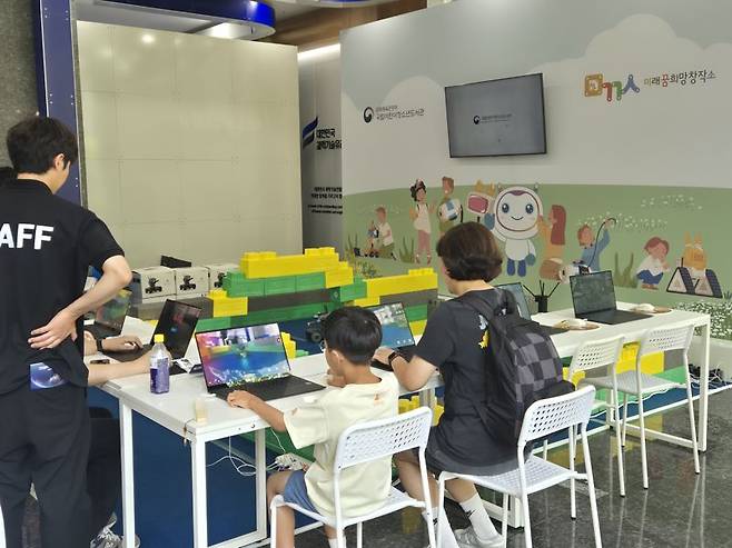 지난 8일 서울 강남구 한국과학기술회관에서 열린 '2025 강남 테헤란밸리 과학축제'에서 관람객들이 로봇을 직접 조종하는 체험을 하고 있다. 사진=연지안 기자