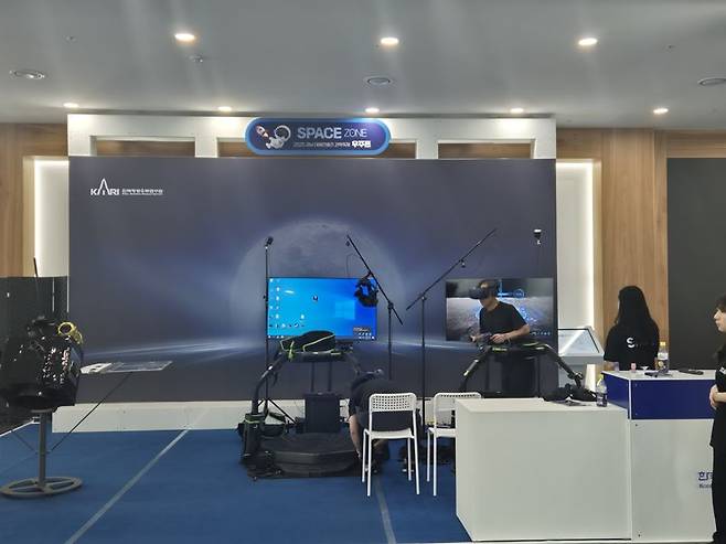 지난 8일 서울 강남구 한국과학기술회관의 '2025 강남 테헤란밸리 과학축제'에 마련된 우주존에서 관람객이 가상현실(VR)로 우주를 체험해보고 있다. 사진=연지안 기자