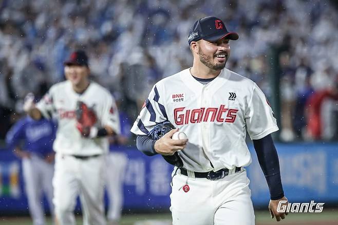 프로야구 롯데 자이언츠 알렉 감보아가 지난달 20일 부산 사직구장에서 열린 2025 신한 쏠뱅크 KBO리그 삼성 라이온즈와의 경기에 선발 등판해 호투를 펼친 뒤 마운드를 내려가고 있다. 롯데 자이언츠 제공