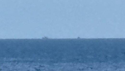 9일 동해상에서 북한으로 송환된 배와 마중 나온 북측 예인선이 만나고 있다. 통일부 제공