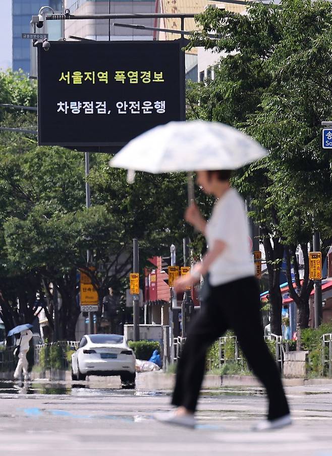 9일 서울 시내 도로 전광판에 '서울지역 폭염경보' 문구가 표출되고 있다. 이날 서울시에 따르면 지난 5월 15일부터 이달 7일까지 병원 응급실에 실려 온열질환자는 총 85명에 이른다. 지난해 같은 기간(27명) 대비 3.15배 늘었다. 서울시는 온열질환 응급실 감시체계를 가동하고 야외 작업·신체활동 자제를 당부했다. 뉴스1