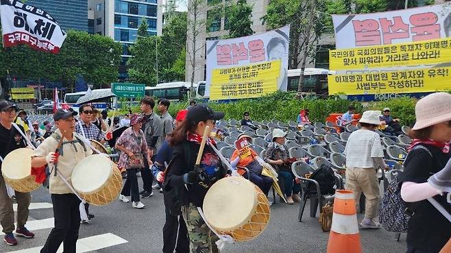 윤석열 전 대통령 지지자들이 9일 서울 서초구 서울중앙지방법원 앞에서 윤 전 대통령 재구속에 반대하는 집회를 벌이고 있다. 장종우 기자 whddn3871@hani.co.kr