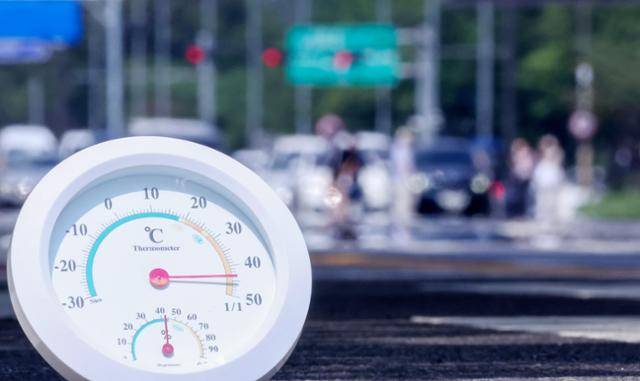 기온이 37.1도까지 오른 8일 서울 영등포구 여의도 일대 뜨겁게 달궈진 아스팔트 위로 아지랑이가 피어오르고 있다. 뉴스1