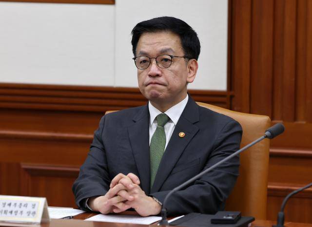 최상목 전 경제부총리 겸 기획재정부 장관이 5월 1일 서울 종로구 정부서울청사에서 열린 경제관계장관회의 겸 산업경쟁력강화 관계장관회의에서 굳은 표정을 하고 있다. 뉴시스