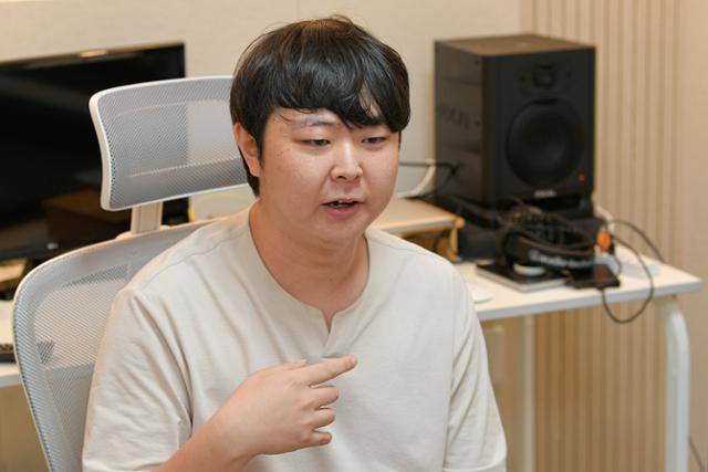마약 중독을 극복한 뒤 작곡가로 활동 중인 한동휘씨가 27일 서울 은평구 작업실에서 본보와 인터뷰하고 있다. 남동균 인턴기자