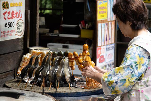 미요시시 이야 계곡 인근 상인이 은어와 데코마와시를 숯불에 굽고 있다.
