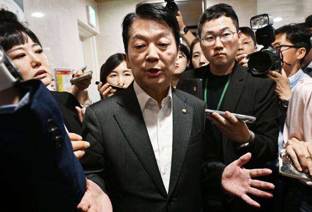 안철수(가운데) 국민의힘 의원이 7일 국회의사당에서 혁신위원장직 사퇴 및 당대표 선거 출마 의사를 밝힌 뒤, 이 같은 결정의 배경을 설명하고 있다. 고영권 기자