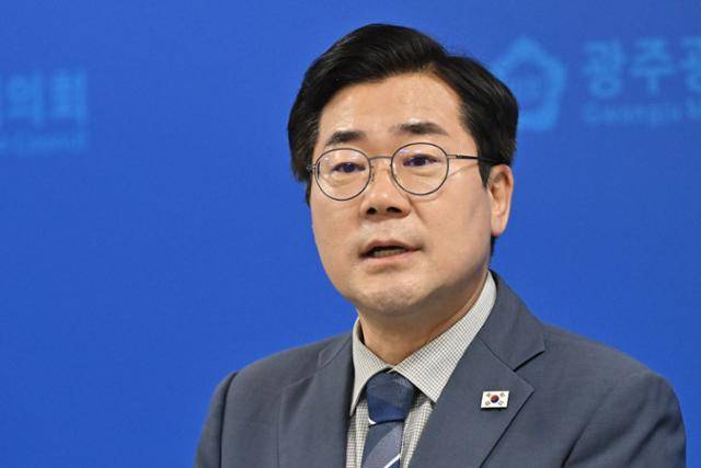 박찬대 더불어민주당대표 후보가 7일 광주 서구 광주시의회에서 기자회견을 열고 있다. 광주=뉴시스