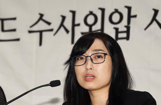 2018년 안미현 검사가 서울 서초구 변호사교육문화회관에서 기자회견을 열고 "문무일 검찰총장이 강원랜드 수사에 외압을 행사했다"고 주장하고 있다. 한국일보 자료사진