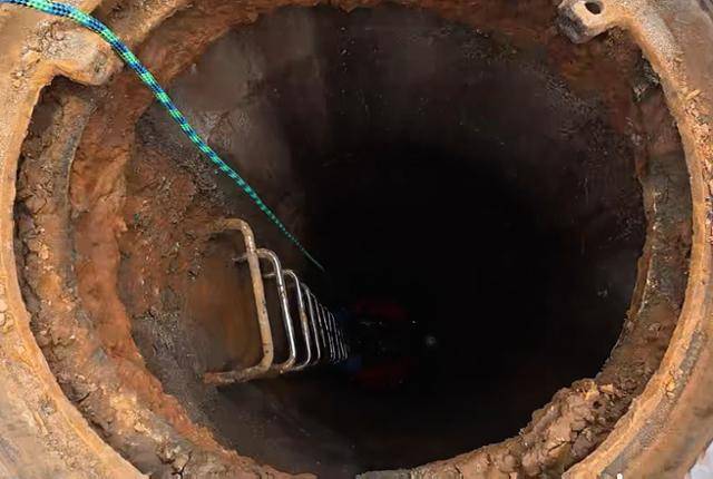 6일 지하 오·폐수 관로 현황을 조사하던 작업자 두 명이 가스에 중독된 인천시 계양구 맨홀 내부 모습. 연합뉴스