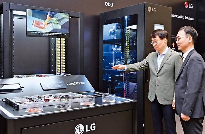 이재성 LG전자 ES사업본부장(부사장·왼쪽)이 8일 서울 마곡동 LG사이언스파크에서 열린 기자간담회에서 인공지능(AI) 데이터센터에 들어가는 액체 냉각 솔루션을 소개하고 있다. LG전자 제공