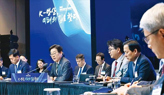 < 방산 CEO 만난 李대통령 > 이재명 대통령이 8일 서울 한남동 그랜드하얏트호텔에서 제1회 방위산업의날 토론회를 주재하고 있다. 행사에는 방산 기업 최고경영자(CEO)를 비롯해 기획재정부, 국방부, 방위사업청 등 정부 부처와 군 관계자 등 150여 명이 참석했다. 연합뉴스