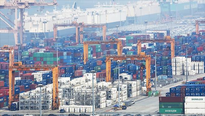 < 컨테이너 쌓인 평택항 > 도널드 트럼프 미국 대통령이 7일(현지시간) 14개국에 대한 상호관세 부과를 예고해 국내 기업에 비상이 걸렸다. 8일 경기 평택항에 선적을 앞둔 컨테이너가 가득 쌓여 있다. 연합뉴스