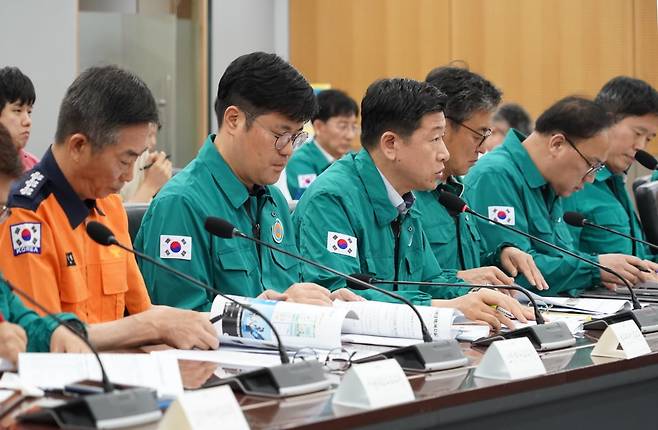 9일 오전 서울시청 기획상황실에서 서울시 3부시장(행정1·2,정무), 재난안전실장, 소방재난본부장, 복지실장, 교통실장 등 시민 안전과 밀접한 12개 기관장이 참석한 가운데 긴급 폭염대책 상황 점검 회의가 개최되고 있다. 서울시 제공