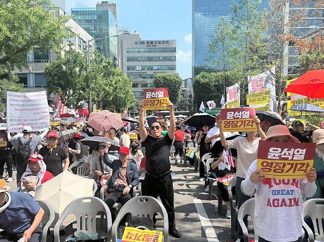 '윤석열 영장기각', '이재명 구속' 등 손팻말을 들고 집회에 참여하는 지지자들./사진=김유진