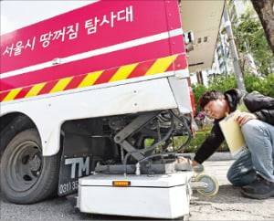 서울시 재난안전실 담당자가 ‘땅꺼짐 탐사대’ 차량의 장비를 점검하고 있다. 뉴스1
