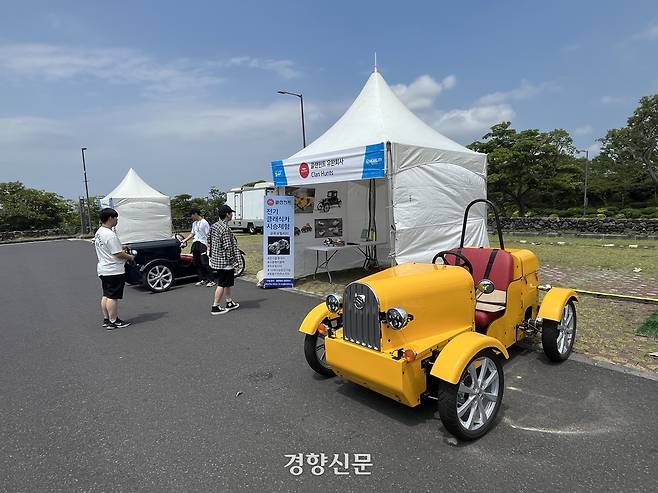 BYD 시승 존 옆에는 횡성 스마트시티 워케이션센터 구축 사업에 참여 중인 유한회사 ‘클랜헌트’가 개발한 ‘4륜 전기 오토바이’가 관람객들의 시승을 기다리고 있다. 권재현 선임기자