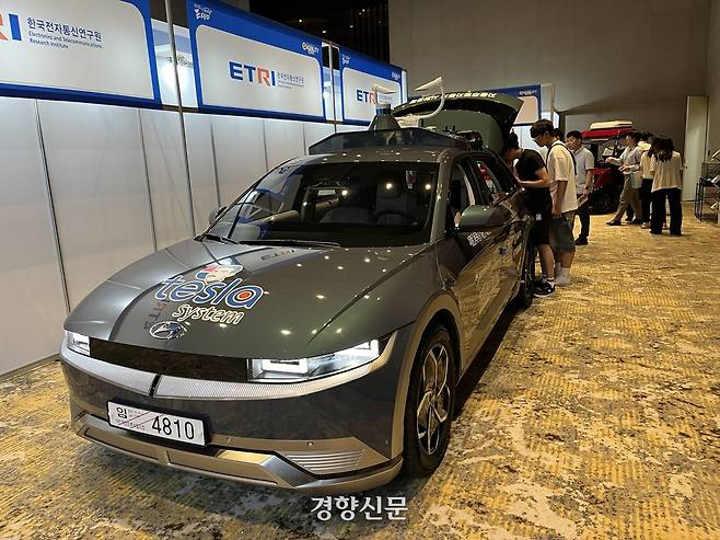 ‘제12회 국제e-모빌리티엑스포’ 전시장에서 자율주행기술개발혁신사업의 하나로 한국전자통신원과 과학기술정보통신부, 테슬라시스템 등이 함께 개발 중인 자율주행 차량을 관람객들이 둘러보고 있다. 권재현 선임기자