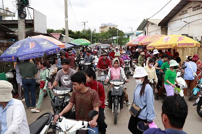 캄보디아 노동자들이 8일(현지시간) 쉬는 시간에 프놈펜에 있는 한 공장에서 나오고 있다. EPA연합뉴스