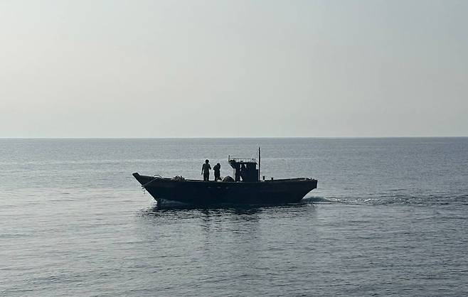 북한 주민을 태운 선박이 9일 동해상에서 북쪽으로 이동하고 있다. 통일부 제공