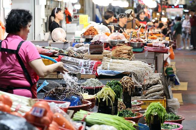 Merchants stand at their stalls in a traditional market in Gwangju, South Jeolla Province, Wednesday. (Yonhap)