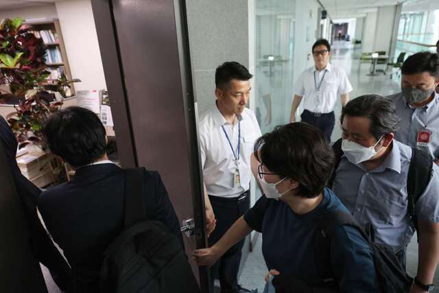 김건희 여사와 관련한 의혹을 수사하는 특검팀 관계자들이 8일 서울 여의도 국회 윤상현 의원실로 들어가고 있다. 특검팀은 이날 윤 의원 사무실뿐 아니라 김영선 전 의원 자택 등을 압수수색하며 윤석열 전 대통령 부부의 공천개입 의혹 수사에 착수했다. 연합뉴스