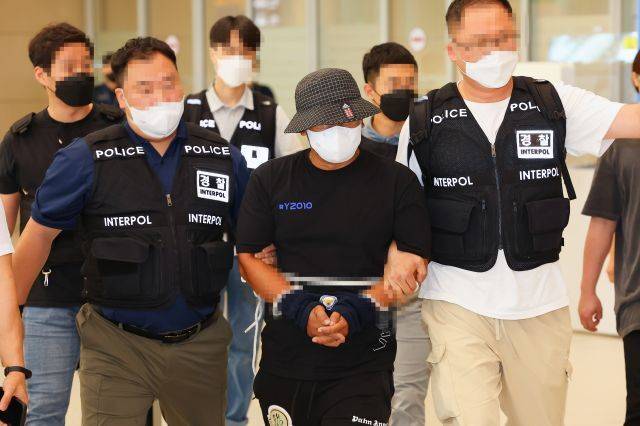 동남아 3대 마약왕 중 베트남에서 검거된 마지막 피의자 김모씨가 2022년 7월 19일 오전 인천국제공항 제2터미널을 통해 강제 송환되고 있다. 연합뉴스