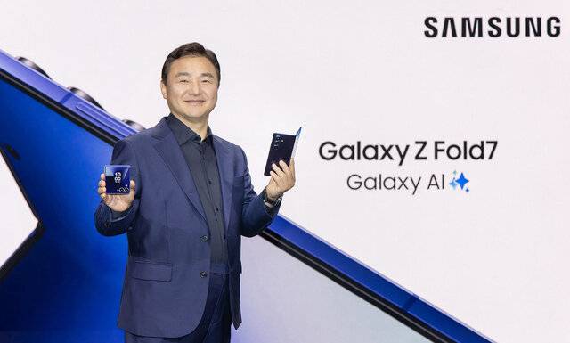노태문 삼성전자 DX부문장 직무대행(사장)이 9일(현지시간) 미국 뉴욕 브루클린 듀갈 그린하우스에서 열린 갤럭시 언팩 2025 행사에서 초슬림 대화면 폴더블 스마트폰 ‘갤럭시 Z 폴드7’과 ‘갤럭시 Z 플립7’을 소개하고 있다. 삼성전자 제공