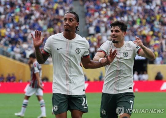 플루미넨시를 상대로 선제 결승 골을 터트린 첼시 주앙 페드루(왼쪽) / 사진=연합뉴스