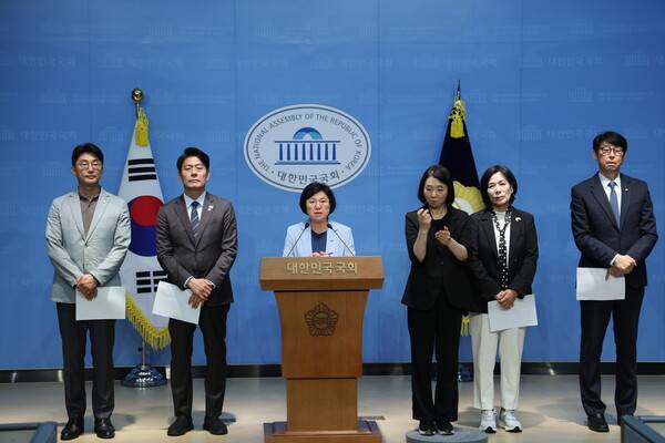 ▲김현 의원 등 국회 과방위 소속 더불어민주당 의원들이 9일 소통관 기자회견장에서 이진숙 방송통신위원장에 대한 추가 증거를 수사당국에 제출했다고 밝히고 있다. 사진=김현 의원실