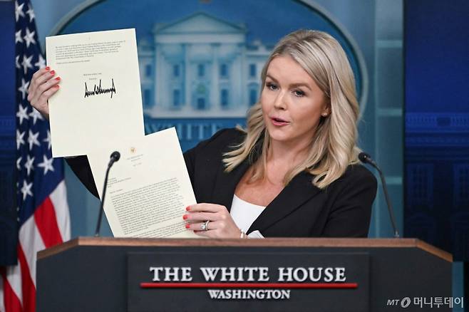 (AFP=뉴스1) = 캐롤라인 레빗 백악관 대변인이 7일(현지시간) 미국 워싱턴 D.C. 백악관에서 열린 기자 회견에서 도널드 트럼프 미국 대통령이 이재명 대통령에게 보낸 관세 관련 서명 서한을 공개하고 있다. 트럼프 대통령은 이재명 대통령에게 보내는 서한에서 "불행히도 우리 관계는 상호적이지 않았다"면서 "2025년 8월 1일부터, 우리는 한국에서 미국으로 수출되는 모든 제품에 대해 품목별 관세와 별도로 25%의 관세를 부과할 것" 이라고 밝혔다. 2025.7.8 ⓒ AFP=뉴스1 Copyright (C) 뉴스1. All rights reserved. 무단 전재 및 재배포, AI학습 이용 금지. /사진=(AFP=뉴스1)
