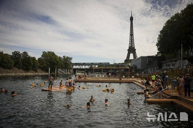 102년 만에 시민들에게 개방된 프랑스 파리 센강 수영장/사진=AP(뉴시스)
