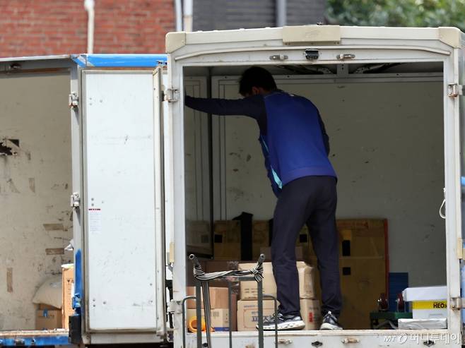 연일 폭염이 이어지고 있는 9일 서울 시내 한 택배물류센터에서 노동자가 택배 분류 작업을 하고 있다. /사진제공=뉴스1