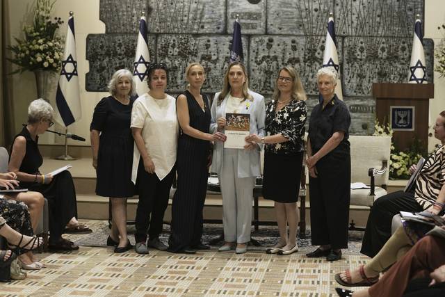 팔레스타인 무장정파 하마스 대원들이 이스라엘 인질들에 대해 저지른 성폭력 증거를 수집해 정리한 보고서인 ‘정의를 향한 여정: 10월 7일과 그 이후’ 저자들이 이스라엘 예루살렘에 위치한 이츠하크 헤르초그 이스라엘 대통령 관저에서 영부인인 미할(왼쪽 네번째) 여사에게 보고서를 제출하고 있다. AP 연합뉴스