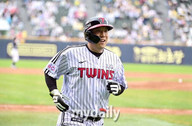 2025년 4월 12일 오후 서울 잠실구장에서 진행된 '2025 신한 SOL뱅크 KBO 리그' 두산 베어스와 LG 트윈스의 경기.LG 2루 주자 김현수가 4회말 1사 1.2루서 오지환의 1타점 적시타 때 홈을 밟고 기뻐하고 있다./마이데일리