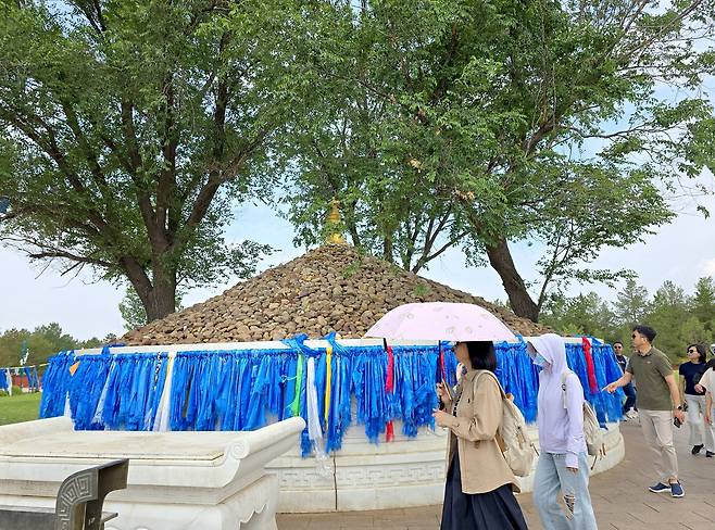 징기스칸이 말 채찍을 내려놓은 곳, 탑돌이하는 여행객들