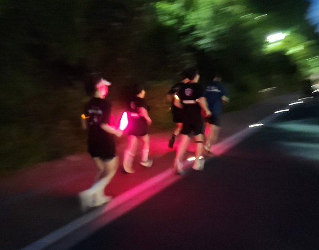 지난 3일 서울 서대문구 홍제천 일대를 뛰고 있는 서울러닝순찰대. 이영기 기자.