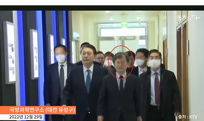 윤석열 당시 대통령이 국방과학연구소에 방문했을 때 박종승 당시 소장(가운데 빨간원)이 연구소를 안내하고 있다