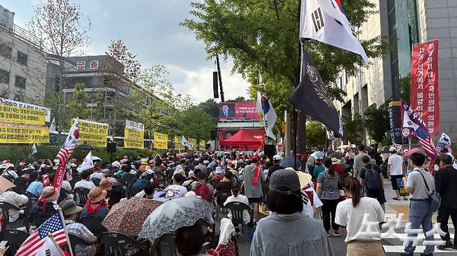 9일 오후 5시 30분쯤 서울중앙지법 근처에 있는 정곡빌딩 앞에서 윤석열 전 대통령 지지 집회가 이어지고 있다. 김수정 기자