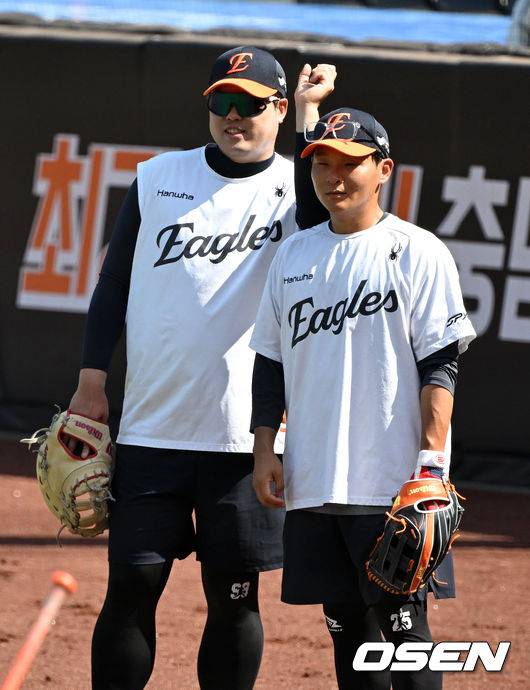 다정한 어깨동무 류현진 한화 1위 원동력