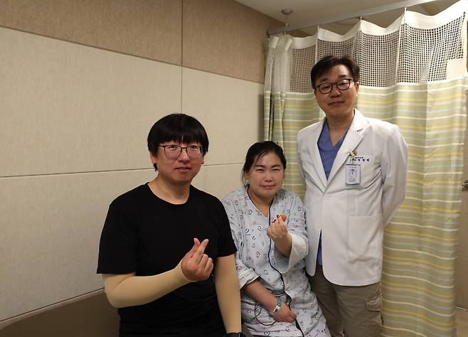 급성 심근경색 진단 후 응급 관상동맥중재술 시술을 받고 건강을 회복한 A씨와 A씨 남편이 세명기독병원 정항재 진료처장 겸 심장센터장(오른쪽)과 기념 촬영을 하고 있다. 포항세명기독병원 제공