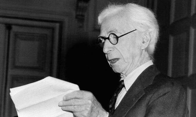 영국의 철학자 버트런드 러셀이 1955년 7월9일 영국 런던에서 ‘러셀·아인슈타인 선언’을 발표하고 있는 모습. 런던=AP연합뉴스