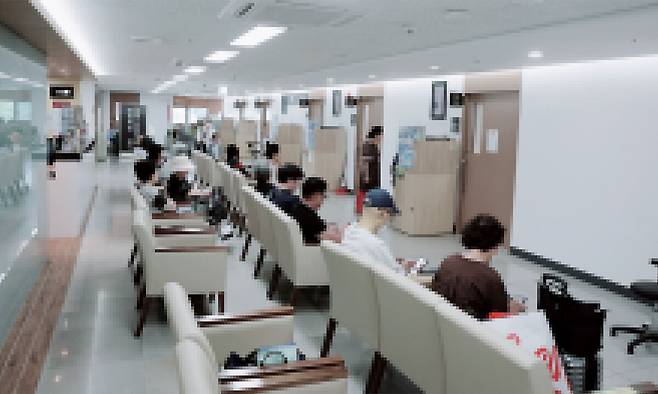경희대병원 호흡기 내과 진료실 앞에서 환자들이 진료 순서를 기다리고 있다. 이진우 기자
