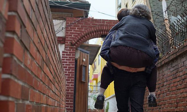 이른바 ‘영케어러’의 경우 정작 본인은 제때 병원에도 가지 못하고 있다는 연구 결과가 나왔다. 게티이미지뱅크