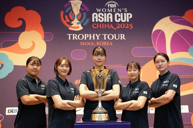 지난달 12일 충북 진천국가대표선수촌에서 진행된 국제농구연맹(FIBA) 아시아컵 트로피 투어에서 우승을 향한 각오를 다지는 대표팀. 왼쪽부터 박지현, 강이슬, 박지수, 신지현, 최이샘. 대한농구협회 제공