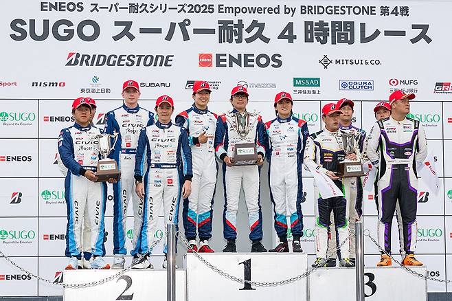 포디엄 정상에 오른 이정우. 사진: 와이마라마 레이싱