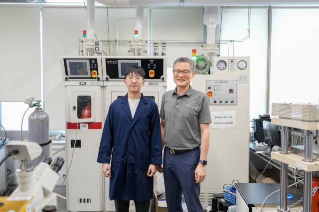 질화규소로 기계화학적 암모니아 생산 공정의 수율을 높이는데 성공한 이재성 연구원(왼쪽)과 백종범 교수. 사진제공=UNIST