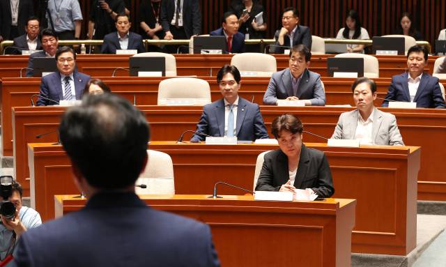 송언석 국민의힘 비상대책위원장 겸 원내대표가 9일 서울 여의도 국회에서 열린 의원총회에서 발언하고 있다. 앞줄 오른쪽에 자리한 윤희숙 신임 혁신위원장이 발언을 경청하고 있다. 연합뉴스