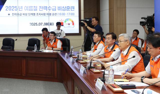 김동철(오른쪽 두 번째) 한국전력 사장이 8일 열린 여름철 전력수급 비상 훈련을 지켜보며 직원들로부터 보고를 받고 있다. 사진 제공=한국전력